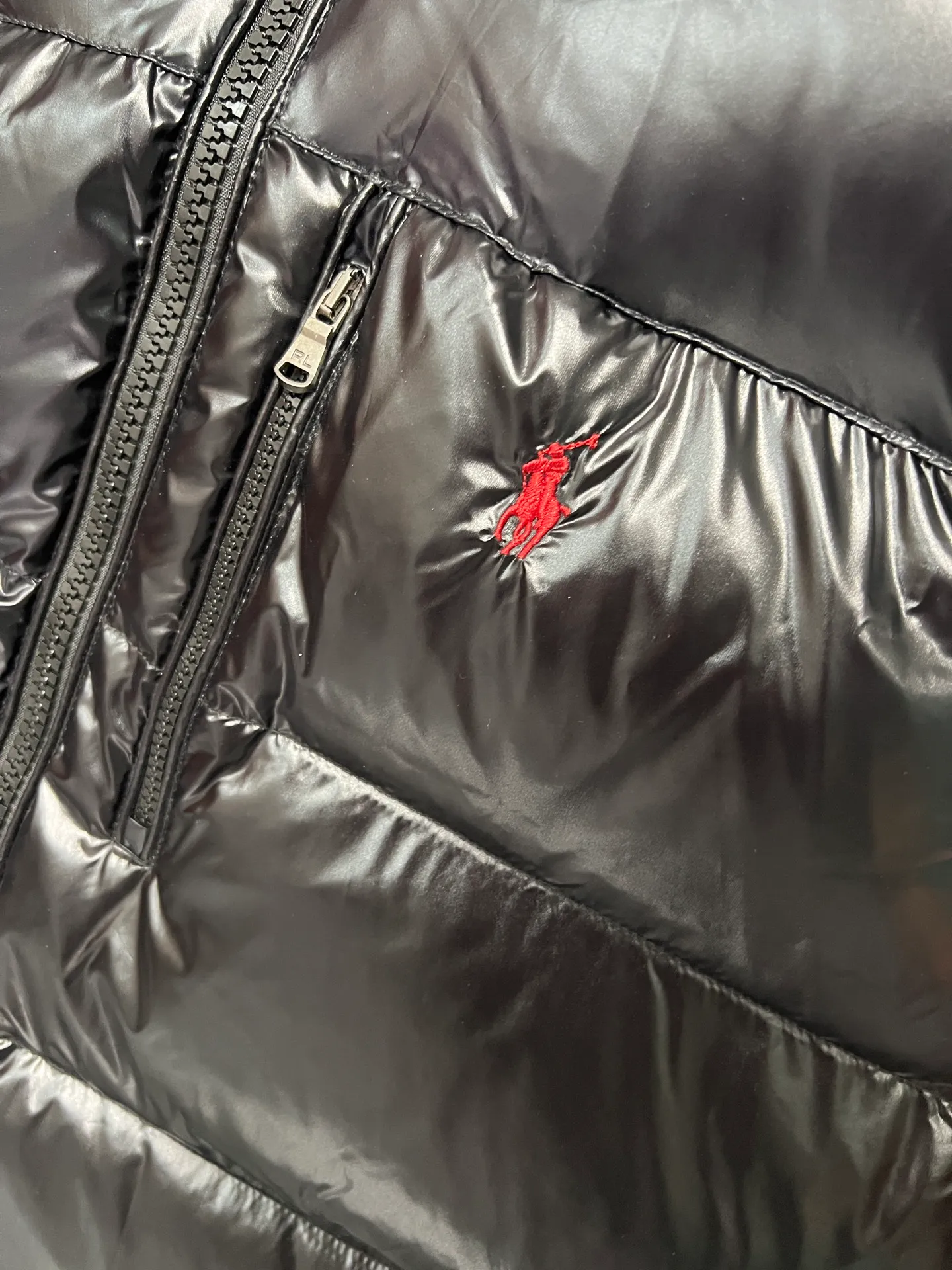 P640 Polo Ralph Lauren 2025 pony embroidered glossy half-high collar down vest. Neat tailoring creates a smart posture, returning to the hustle and bustle of the city. Filled with white duck down, warm and comfortable without being bulky, without losing personality and looking low-key. Original customized fabric with a certain sense of color. Color: glossy black, matte black. Size: S M L XL XXL